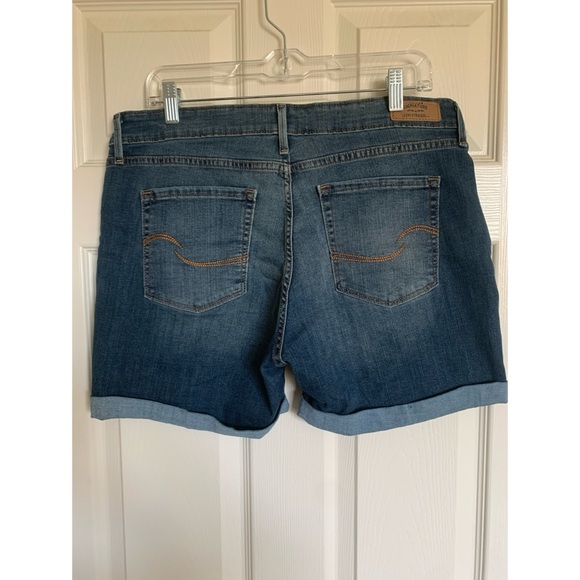 Levi Modern Girlfriend Shorts - Picture 2 of 3